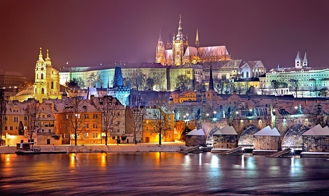 Vue de nuit de Prague lors d'une croisière sur la Vltava