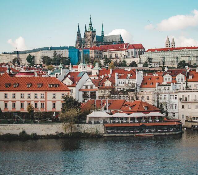 Vue du Château de Prague depuis une croisière sur la Vltava